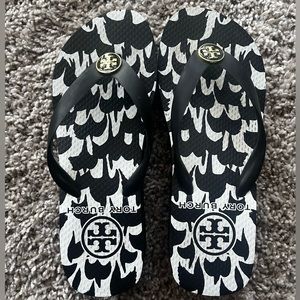 TORY BURCH black and white pvc wedge flip flops gold logo - SIZE 5